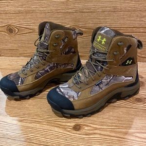 Under armor camouflage boots black tip size 6 youth